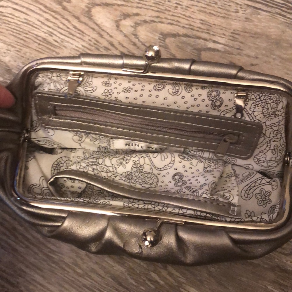 Clutch - Picture 2 of 3